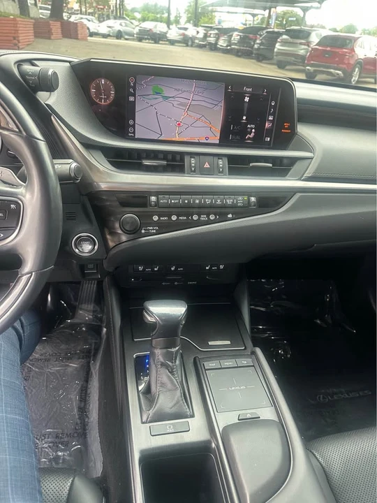 2020 Lexus ES 7th Gen - Image 14 of 15