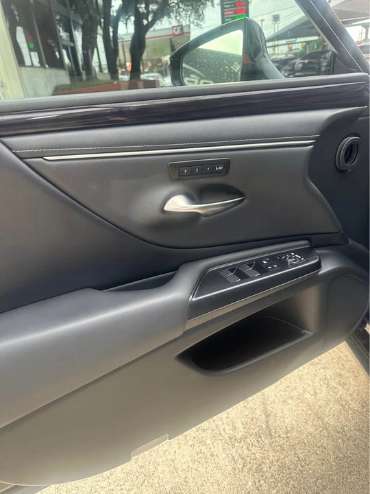 2020 Lexus ES 7th Gen - Image 11 of 15