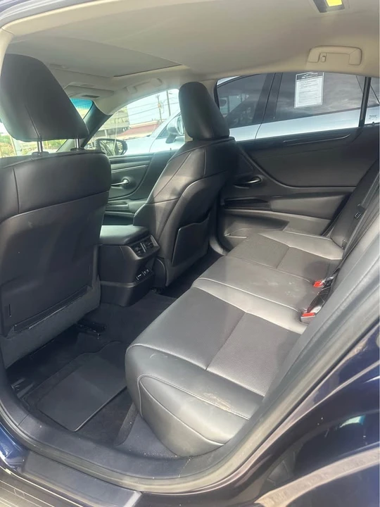 2020 Lexus ES 7th Gen - Image 9 of 15