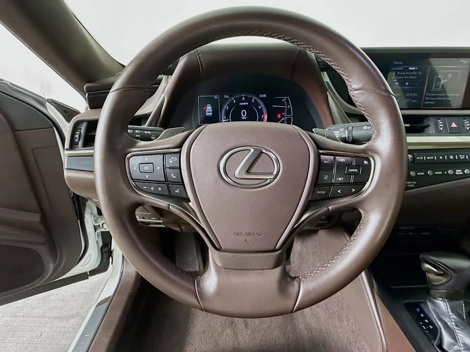 2020 Lexus ES 7th Gen - Image 11 of 19