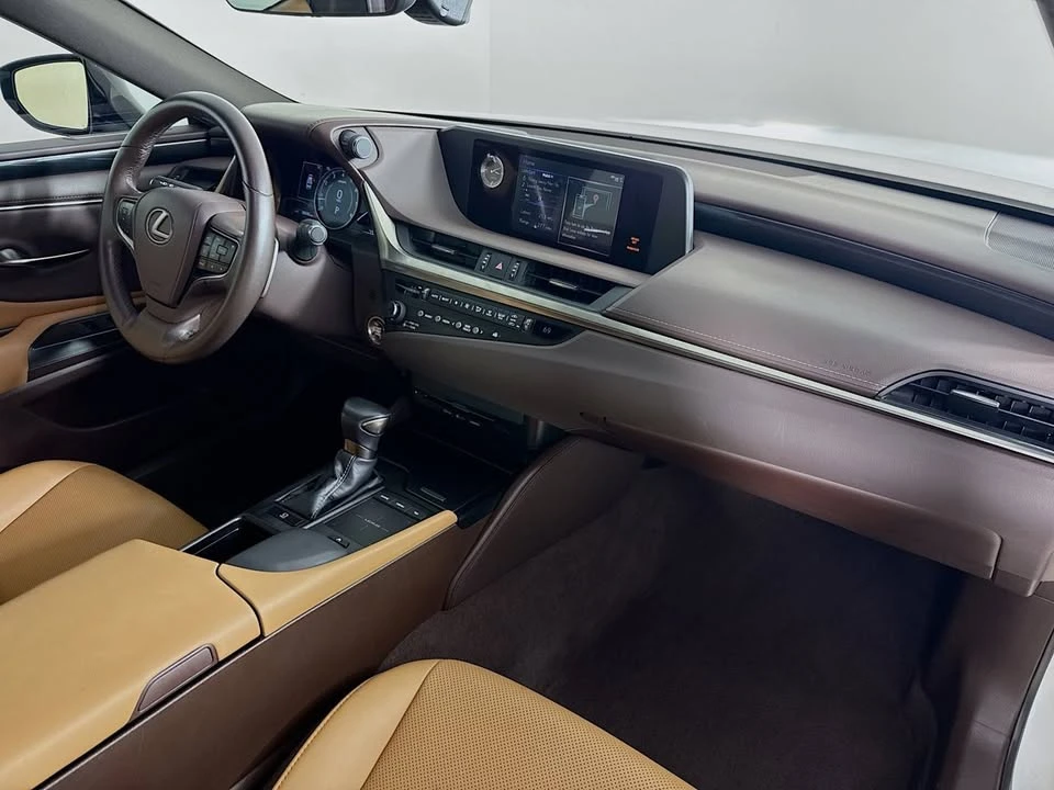 2020 Lexus ES 7th Gen - Image 13 of 19
