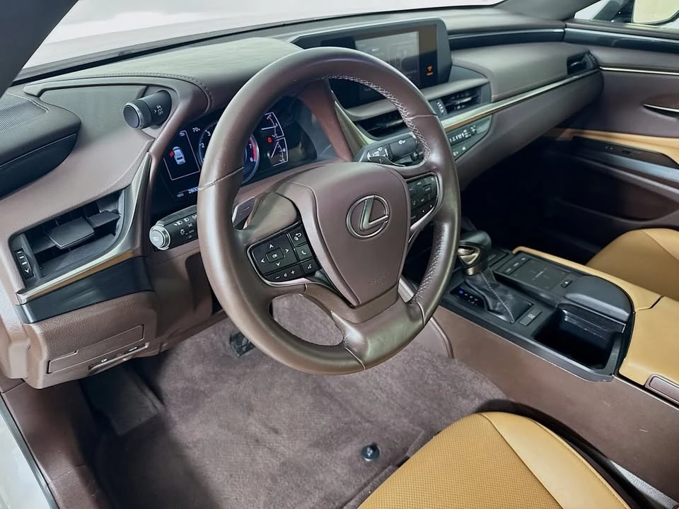 2020 Lexus ES 7th Gen - Image 10 of 19