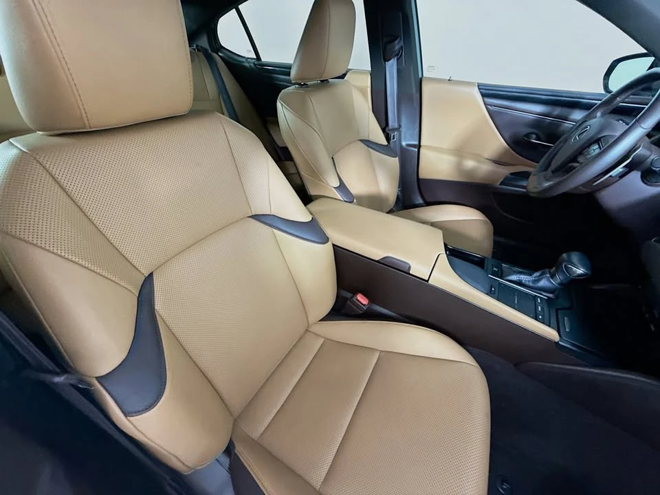 2020 Lexus ES 7th Gen - Image 14 of 19
