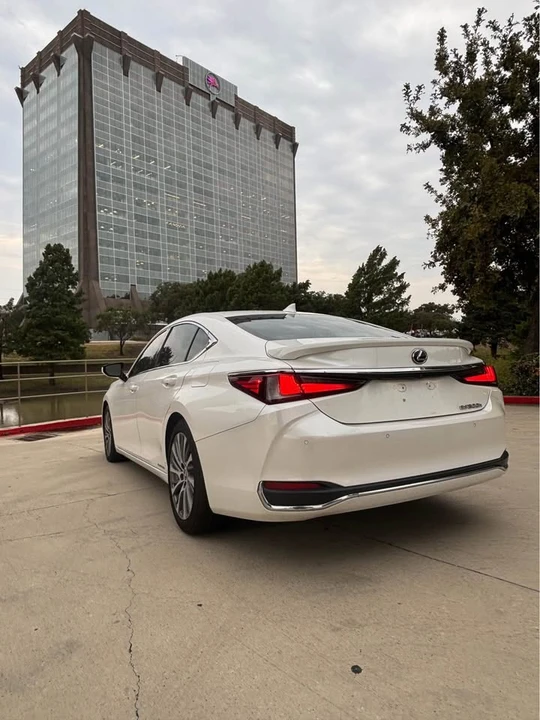 2020 Lexus ES 7th Gen - Image 5 of 10