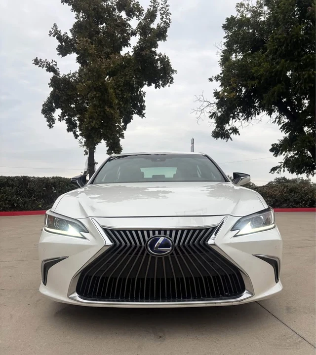 2020 Lexus ES 7th Gen - Image 2 of 10