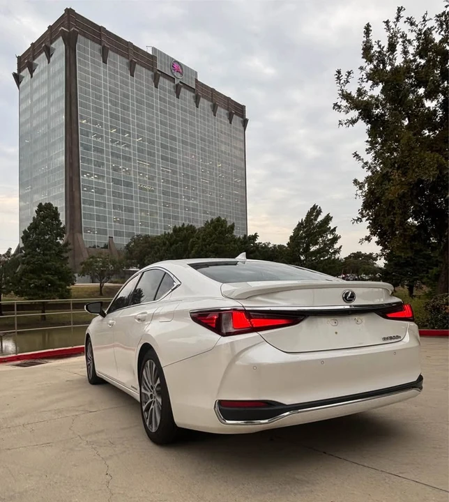 2020 Lexus ES 7th Gen - Image 5 of 9