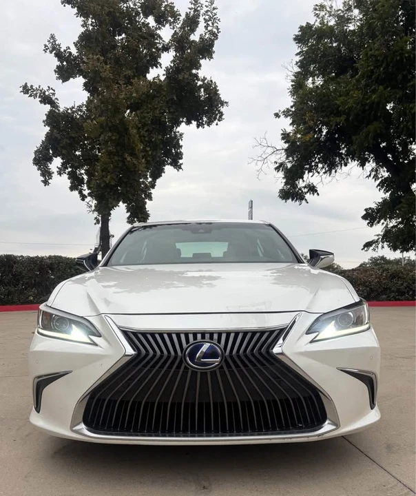 2020 Lexus ES 7th Gen - Image 2 of 9