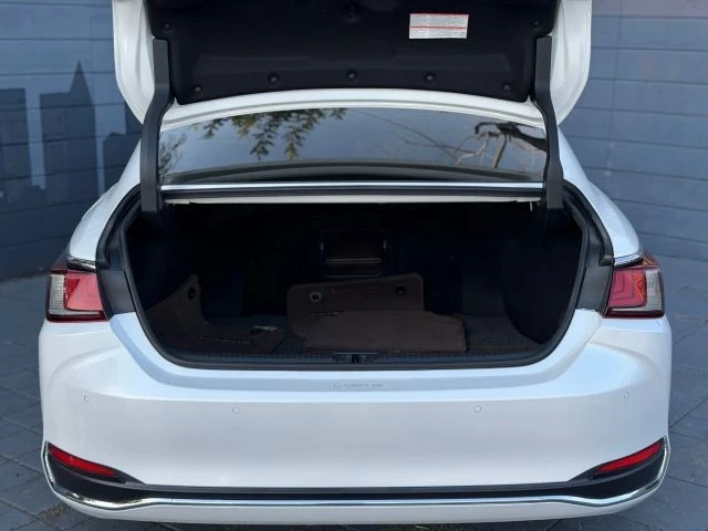 2020 Lexus ES 7th Gen - Image 21 of 21