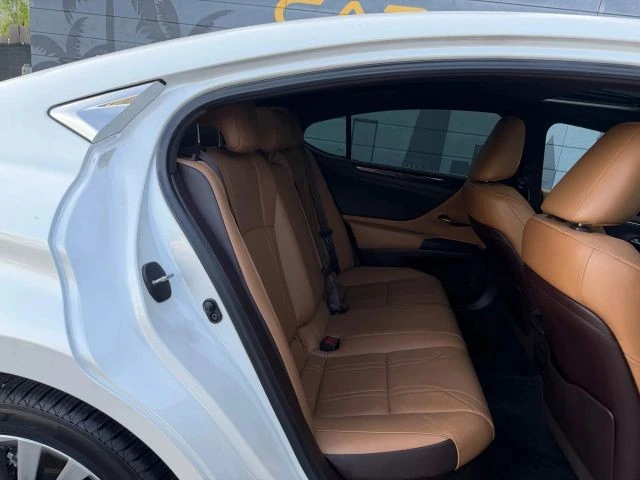 2020 Lexus ES 7th Gen - Image 16 of 21