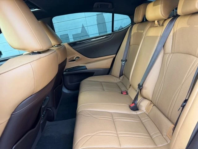 2020 Lexus ES 7th Gen - Image 12 of 21