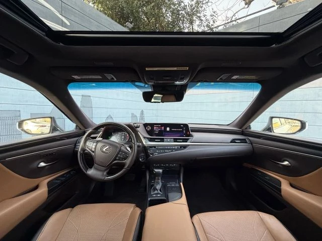2020 Lexus ES 7th Gen - Image 20 of 21
