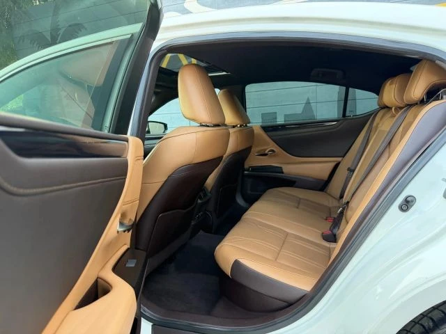 2020 Lexus ES 7th Gen - Image 11 of 21