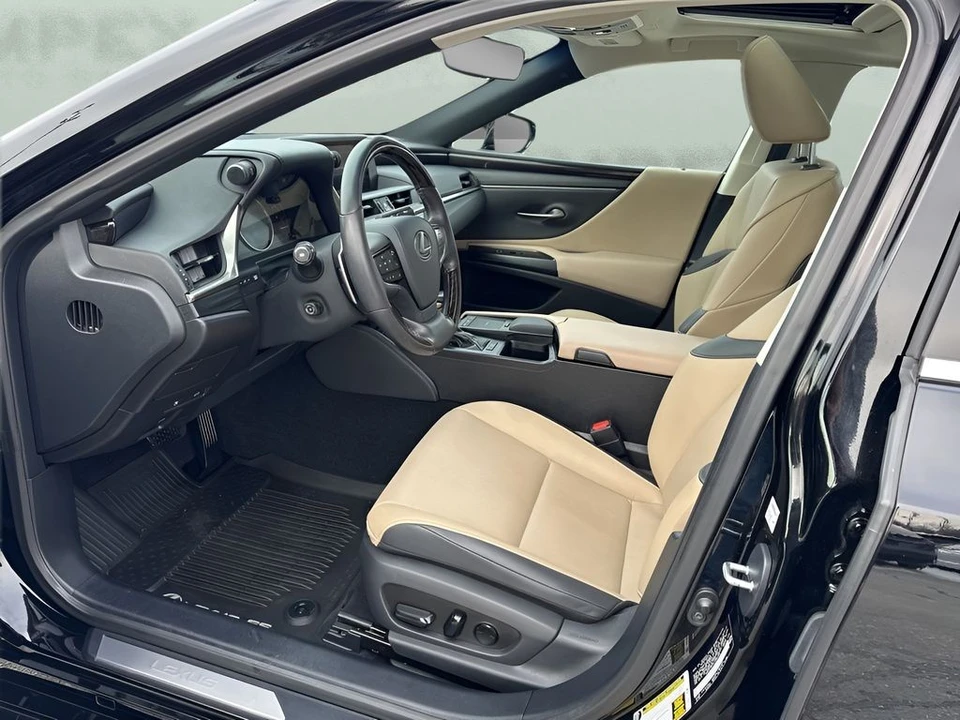 2020 Lexus ES 7th Gen - Image 9 of 12