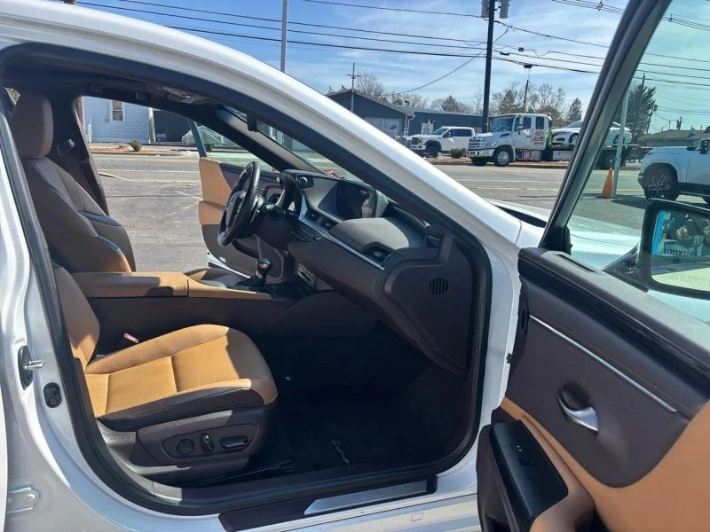 2020 Lexus ES 7th Gen - Image 11 of 12