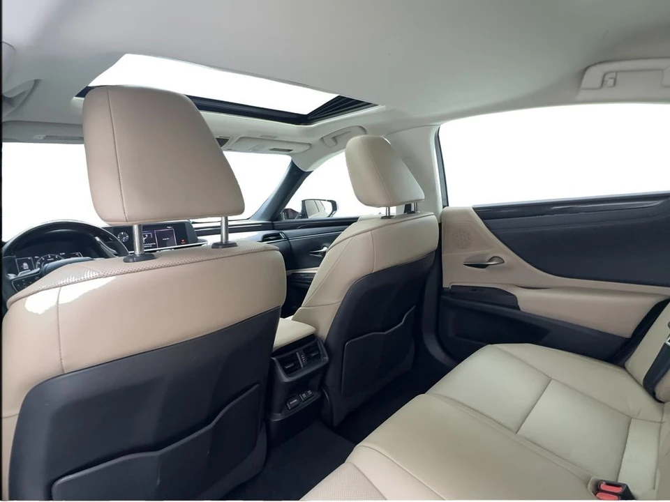 2020 Lexus ES 7th Gen - Image 18 of 21