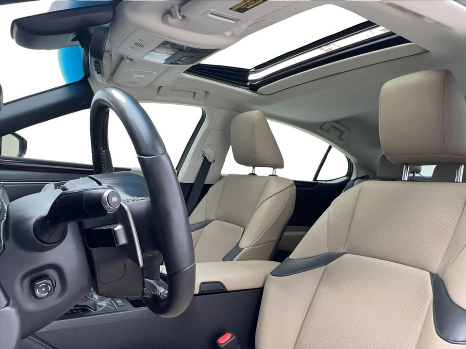 2020 Lexus ES 7th Gen - Image 16 of 21