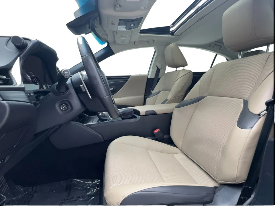 2020 Lexus ES 7th Gen - Image 17 of 21