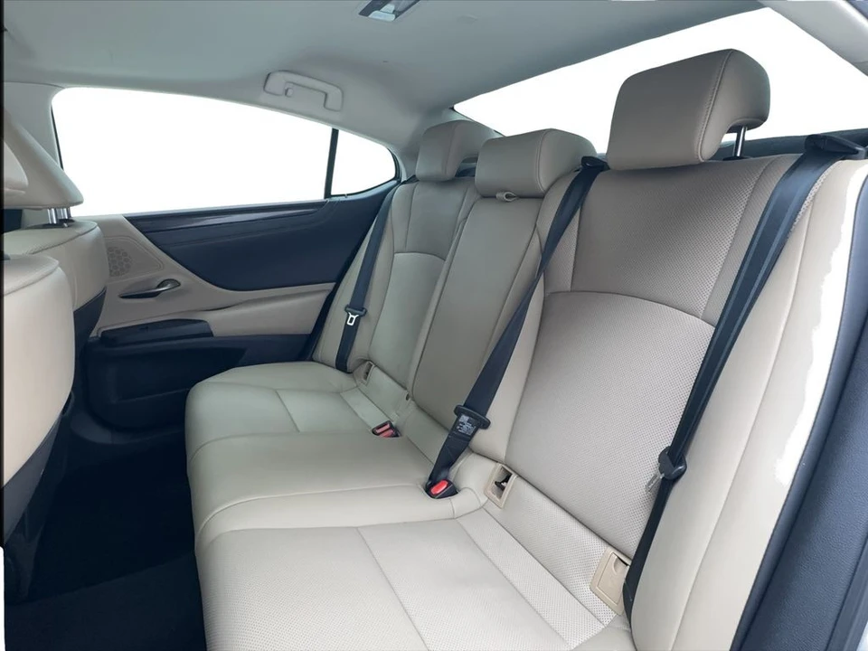 2020 Lexus ES 7th Gen - Image 19 of 21