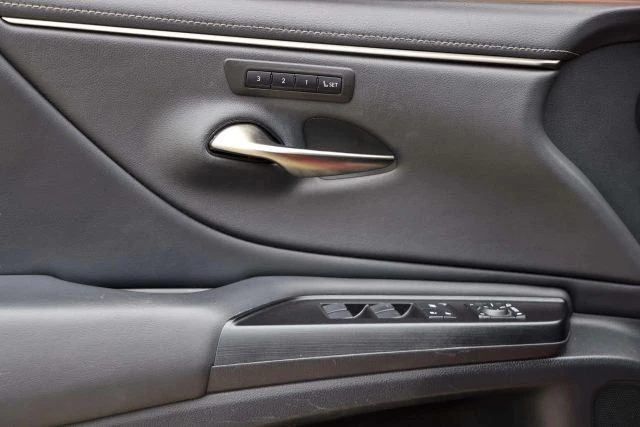 2020 Lexus ES 7th Gen - Image 15 of 21