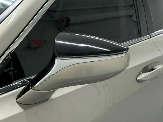 2020 Lexus ES 7th Gen - Image 15 of 21
