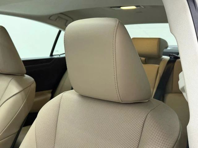 2020 Lexus ES 7th Gen - Image 20 of 21