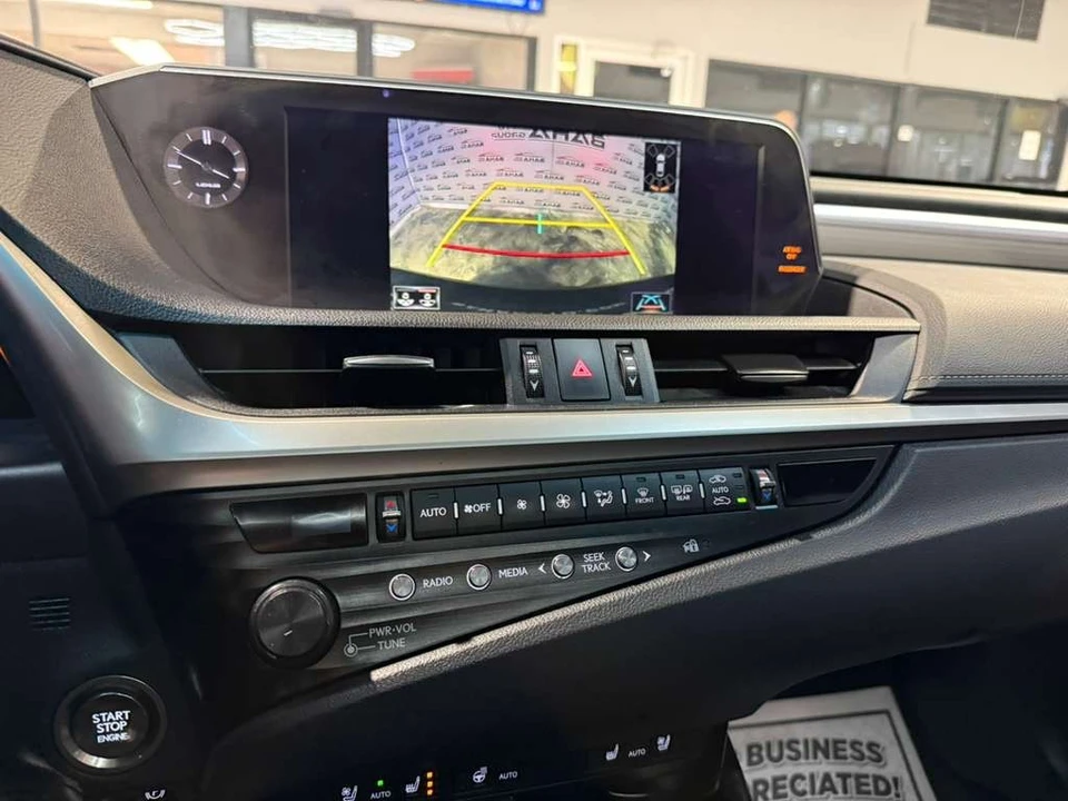 2020 Lexus ES 7th Gen - Image 17 of 21