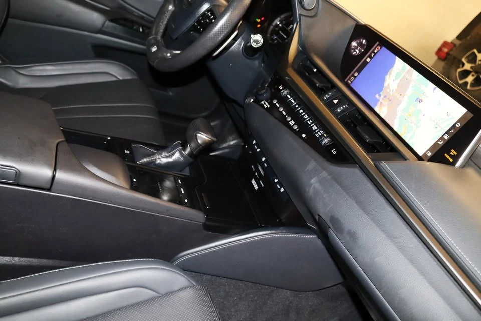 2020 Lexus ES 7th Gen - Image 17 of 20