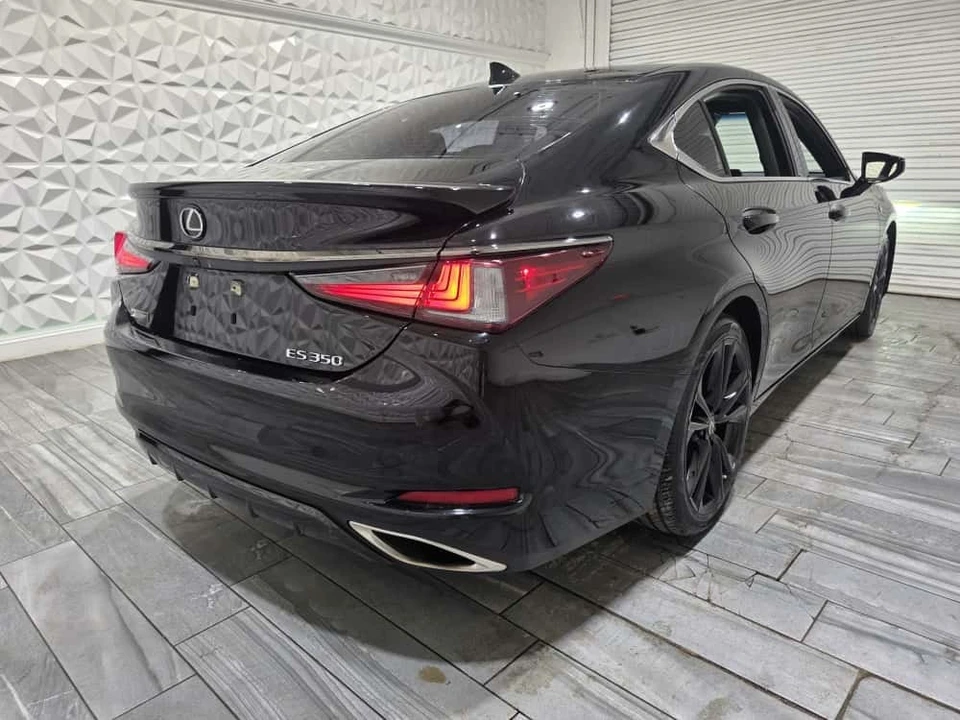 2020 Lexus ES 7th Gen - Image 11 of 21