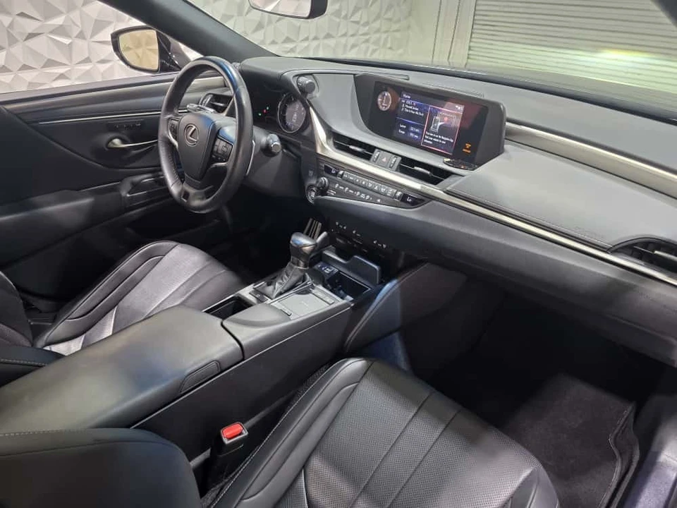 2020 Lexus ES 7th Gen - Image 16 of 21