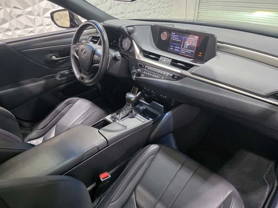 2020 Lexus ES 7th Gen - Image 17 of 21