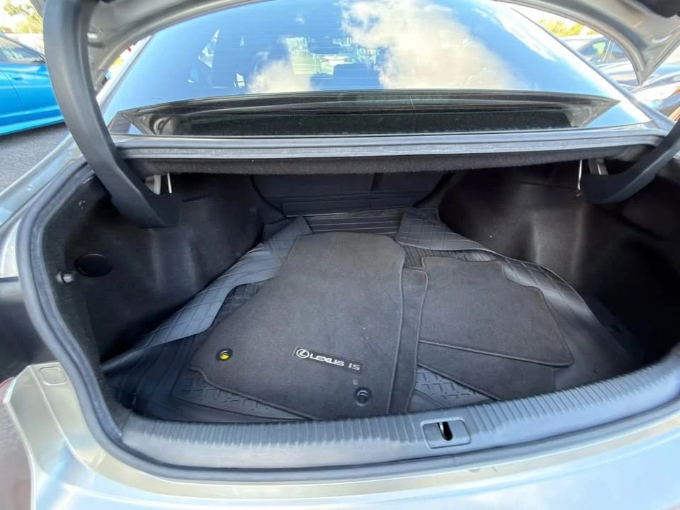 2020 Lexus IS 3rd Gen - Image 19 of 20