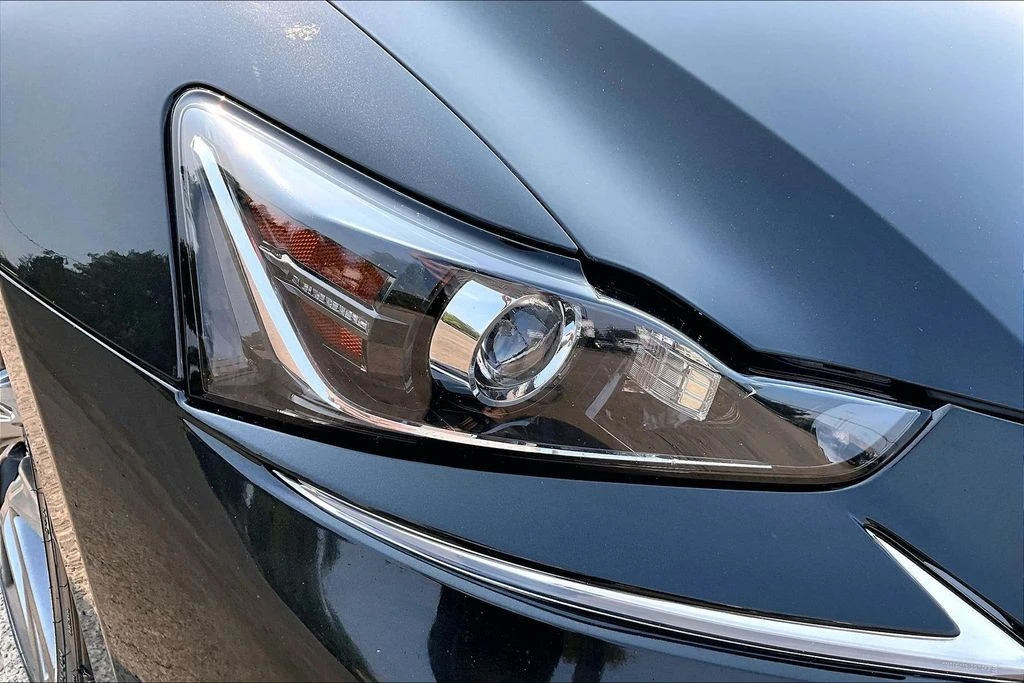 2020 Lexus IS 3rd Gen - Image 27 of 31