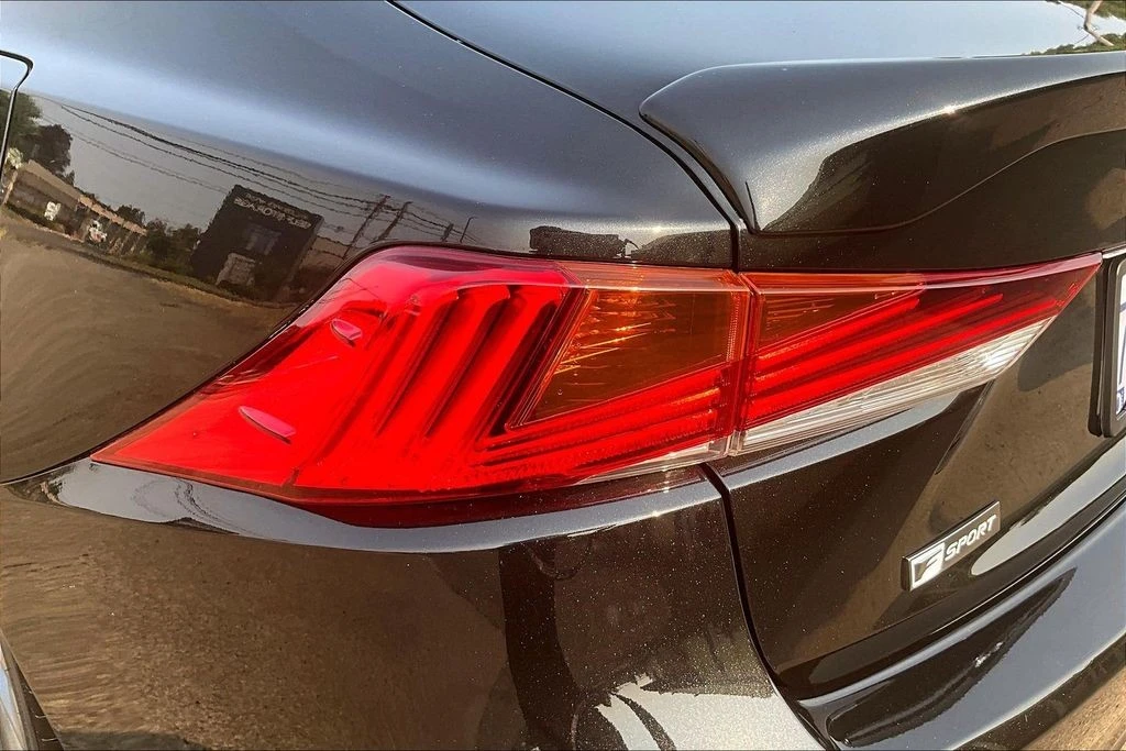 2020 Lexus IS 3rd Gen - Image 28 of 31
