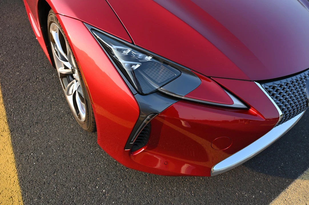 2020 Lexus LC - Image 17 of 31