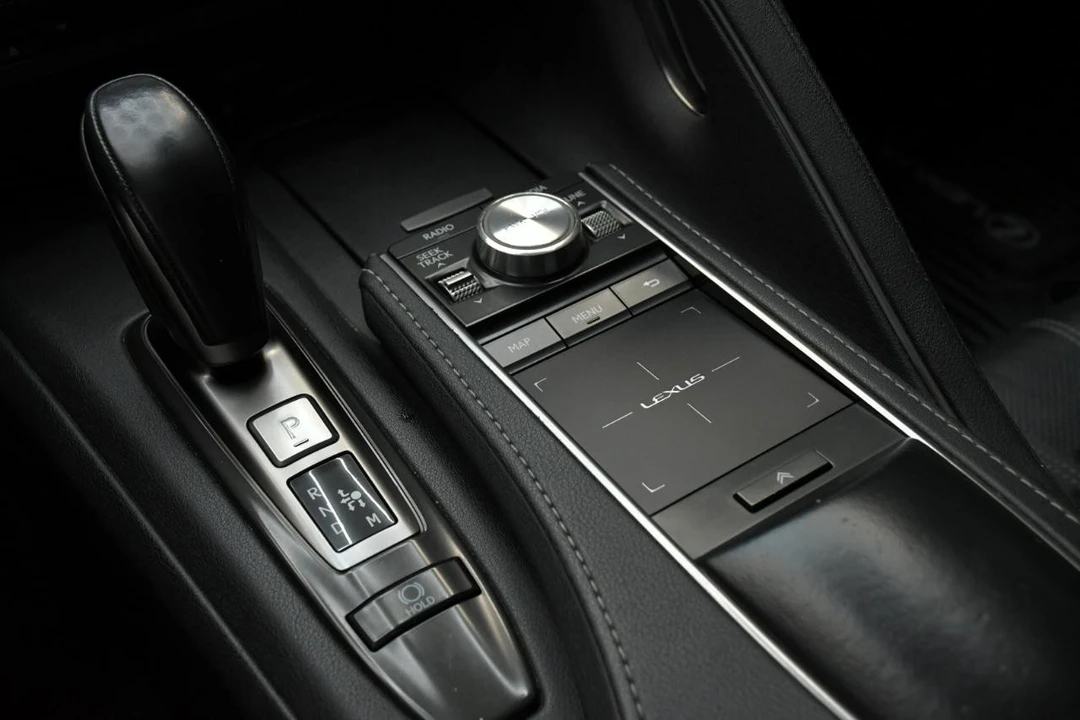 2020 Lexus LC - Image 26 of 31