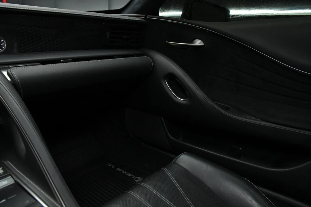 2020 Lexus LC - Image 28 of 31