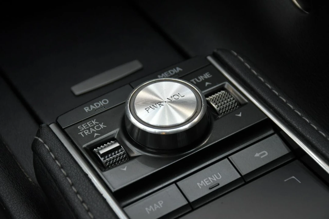 2020 Lexus LC - Image 27 of 31