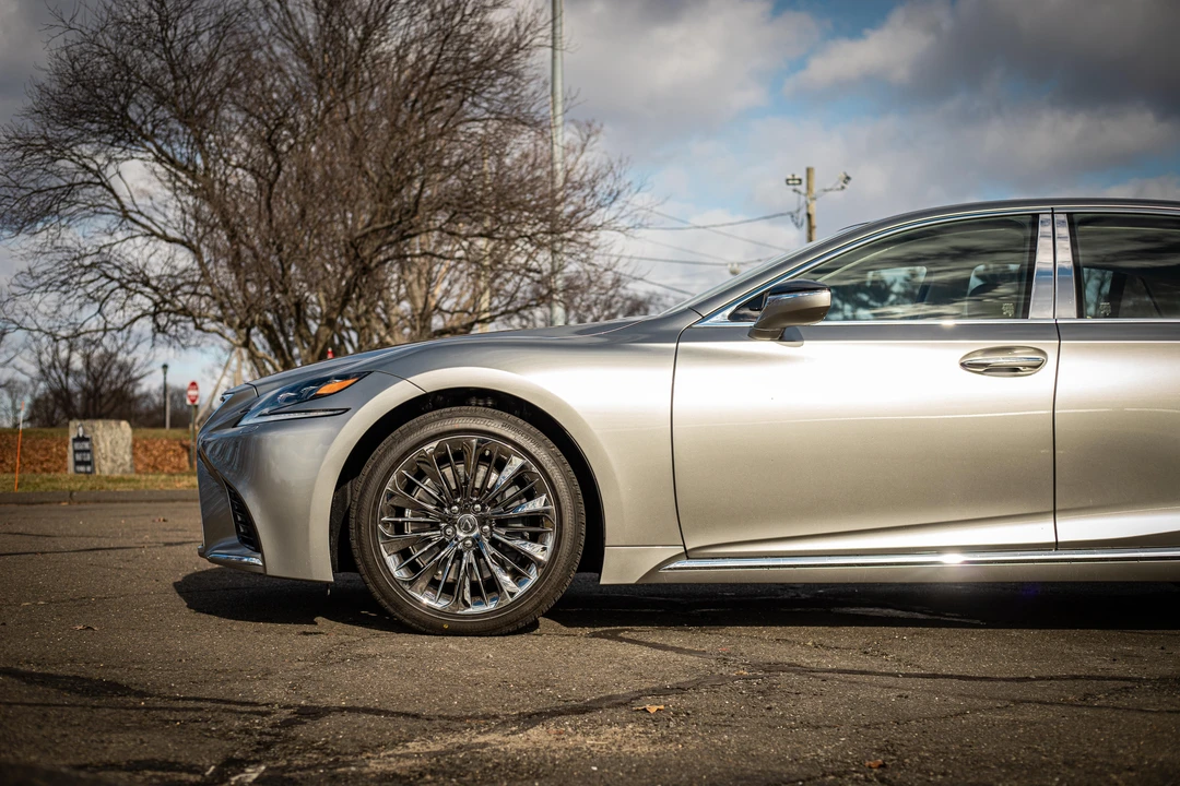2020 Lexus LS 5th Gen - Image 25 of 31