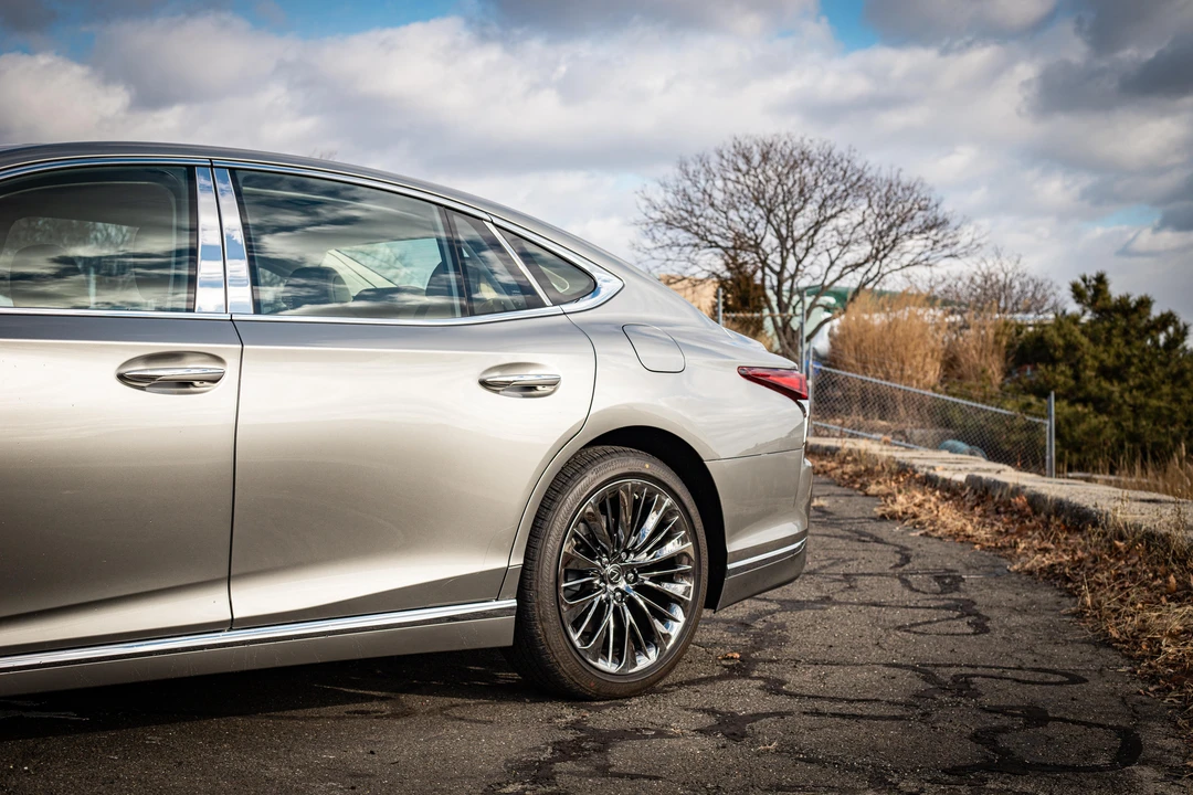 2020 Lexus LS 5th Gen - Image 26 of 31