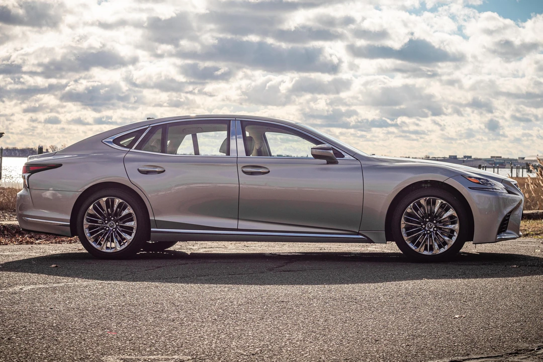 2020 Lexus LS 5th Gen - Image 17 of 31
