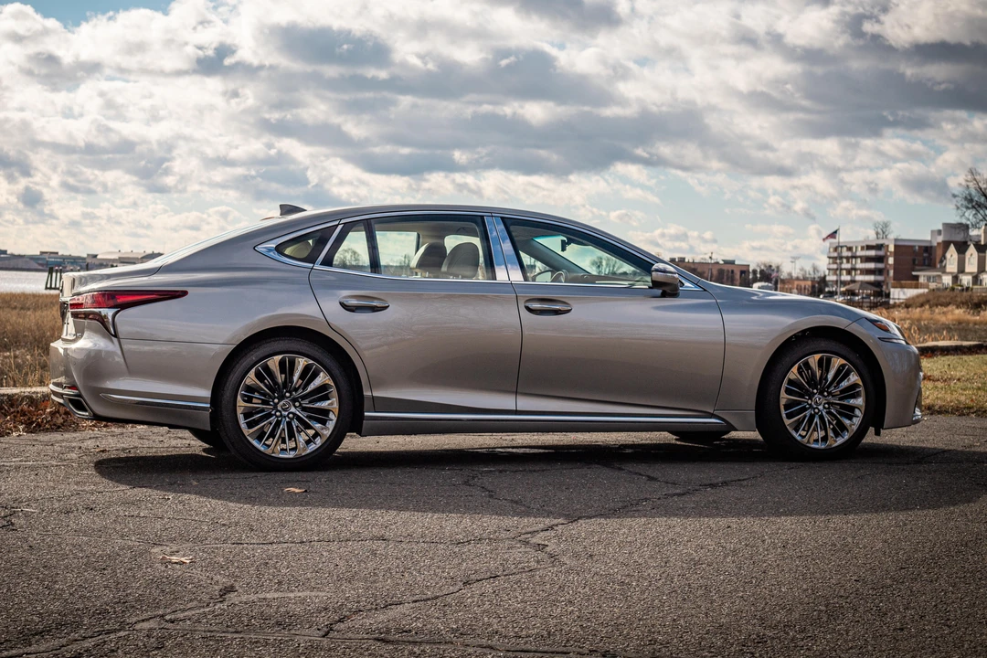 2020 Lexus LS 5th Gen - Image 16 of 31
