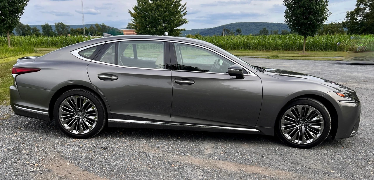 2020 Lexus LS 5th Gen - Image 15 of 31