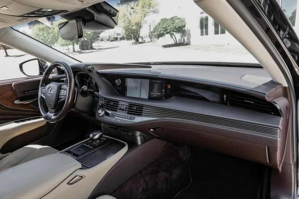2020 Lexus LS 5th Gen - Image 12 of 18