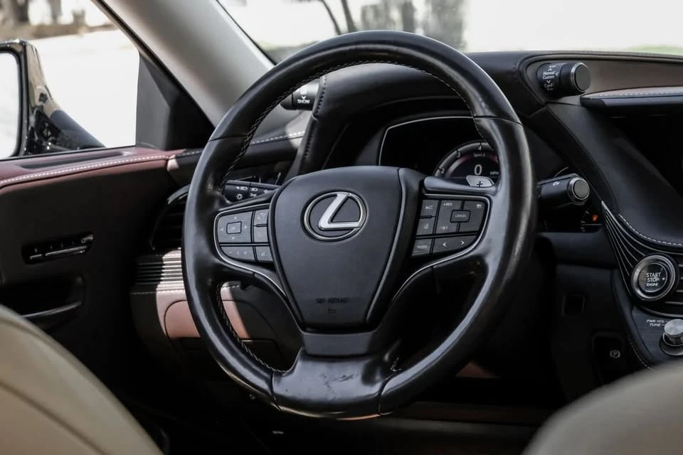 2020 Lexus LS 5th Gen - Image 13 of 18
