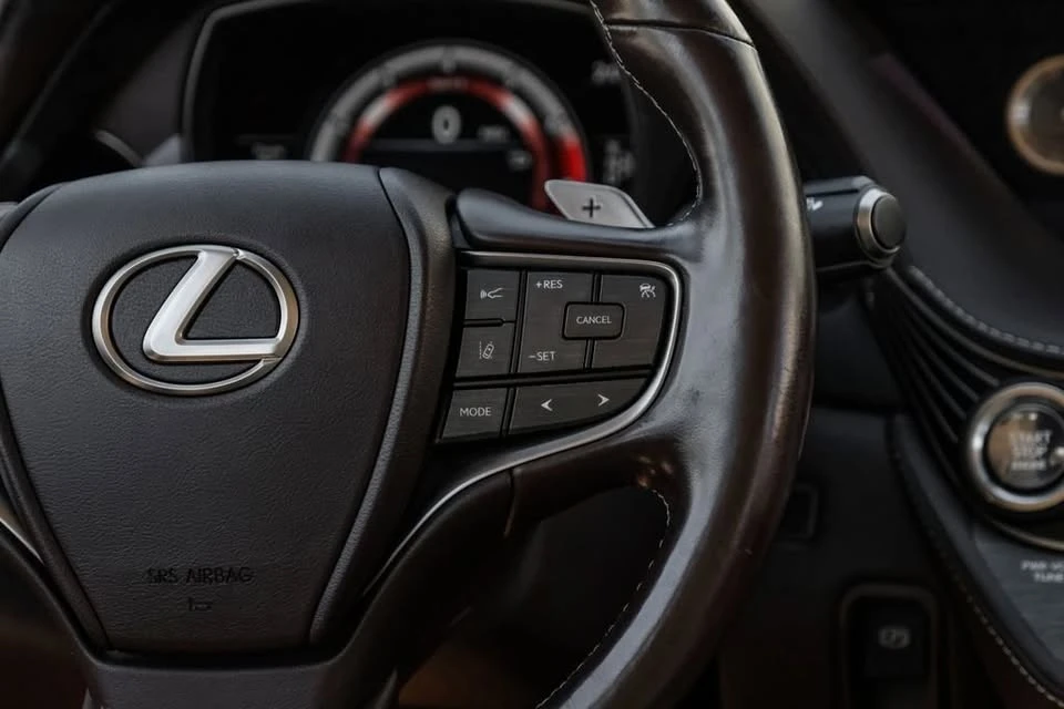 2020 Lexus LS 5th Gen - Image 17 of 18