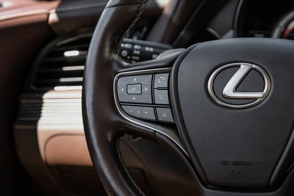 2020 Lexus LS 5th Gen - Image 16 of 18