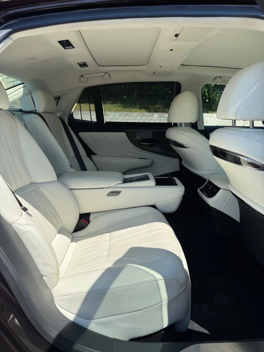 2020 Lexus LS 5th Gen - Image 15 of 22