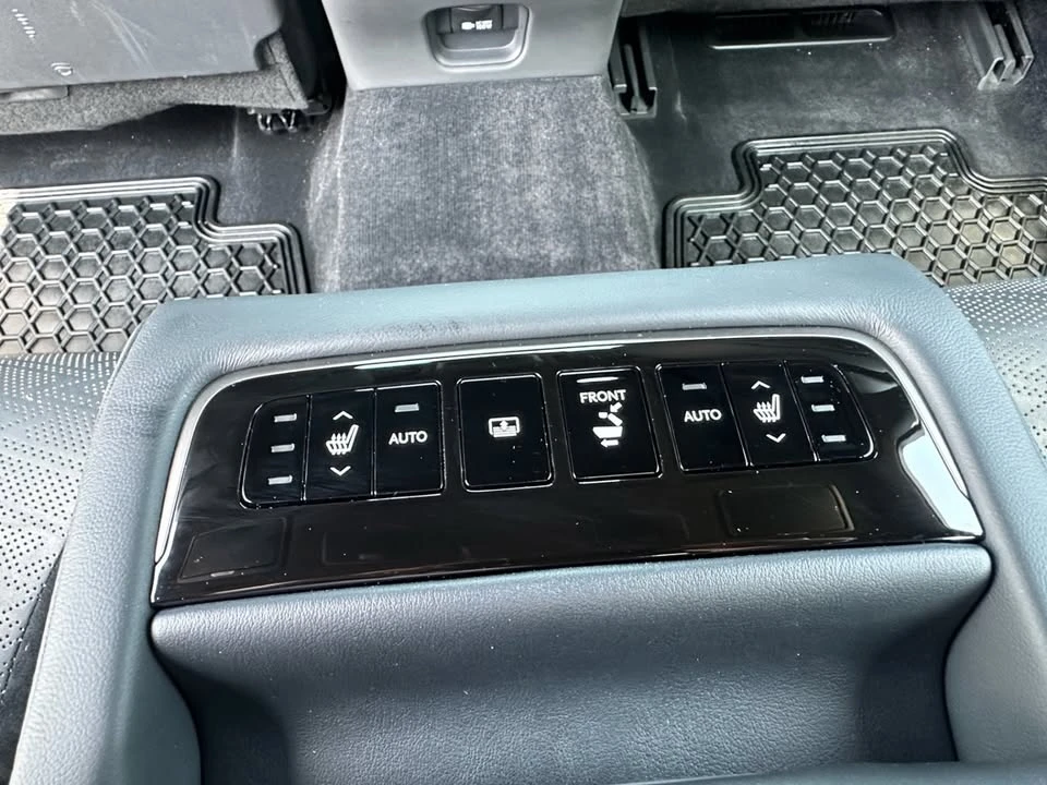 2020 Lexus LS 5th Gen - Image 16 of 17