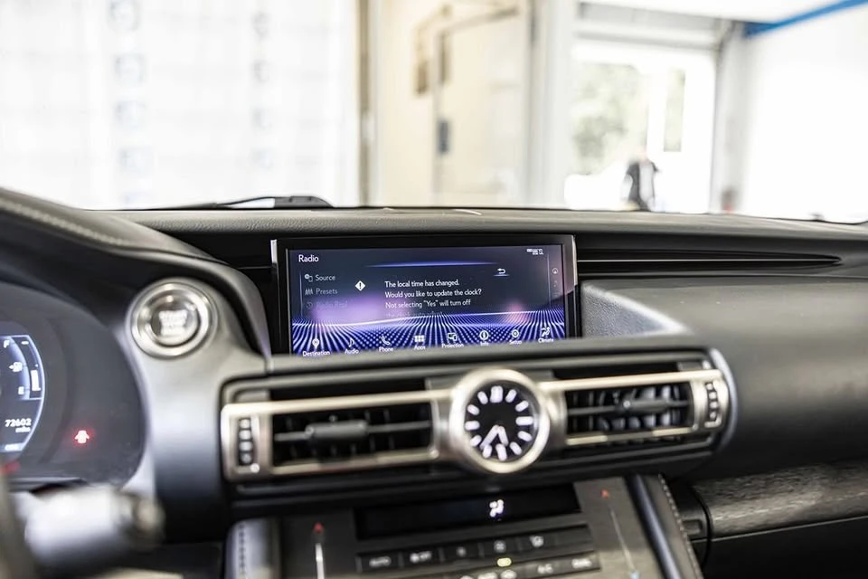 2020 Lexus RC - Image 13 of 16