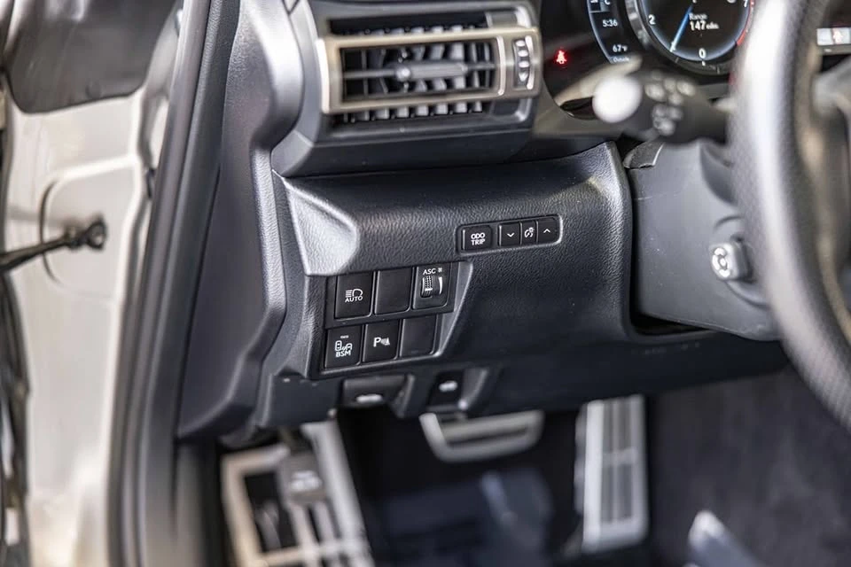 2020 Lexus RC - Image 10 of 16